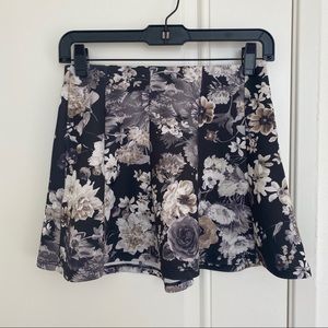 Floral printed mini skirt in gray